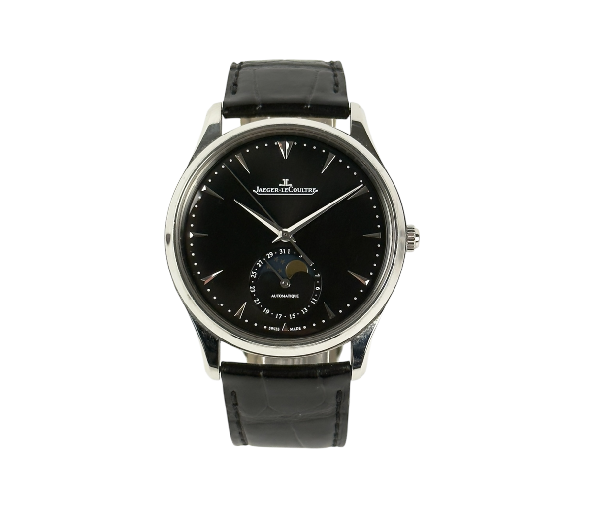 Jaeger LeCoultre Master Ultra Thin Moon ref. 176.8.64.S (2015) i stål med sort skive på læderrem. Uret fremstår i god stand. Kommer som komplet sæt: Bokse, certifikat, manual, org. købskvittering og stillepind. 