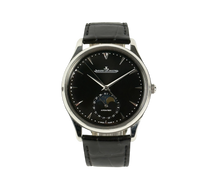 Jaeger LeCoultre Master Ultra Thin Moon ref. 176.8.64.S (2015) i stål med sort skive på læderrem. Uret fremstår i god stand. Kommer som komplet sæt: Bokse, certifikat, manual, org. købskvittering og stillepind. 