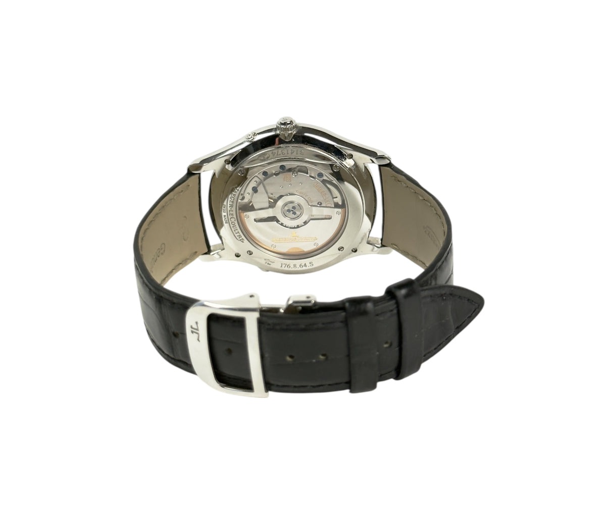 Jaeger LeCoultre Master Ultra Thin Moon ref. 176.8.64.S (2015) i stål med sort skive på læderrem. Uret fremstår i god stand. Kommer som komplet sæt: Bokse, certifikat, manual, org. købskvittering og stillepind. 