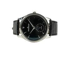 Jaeger LeCoultre Master Ultra Thin Moon ref. 176.8.64.S (2015) i stål med sort skive på læderrem. Uret fremstår i god stand. Kommer som komplet sæt: Bokse, certifikat, manual, org. købskvittering og stillepind. 