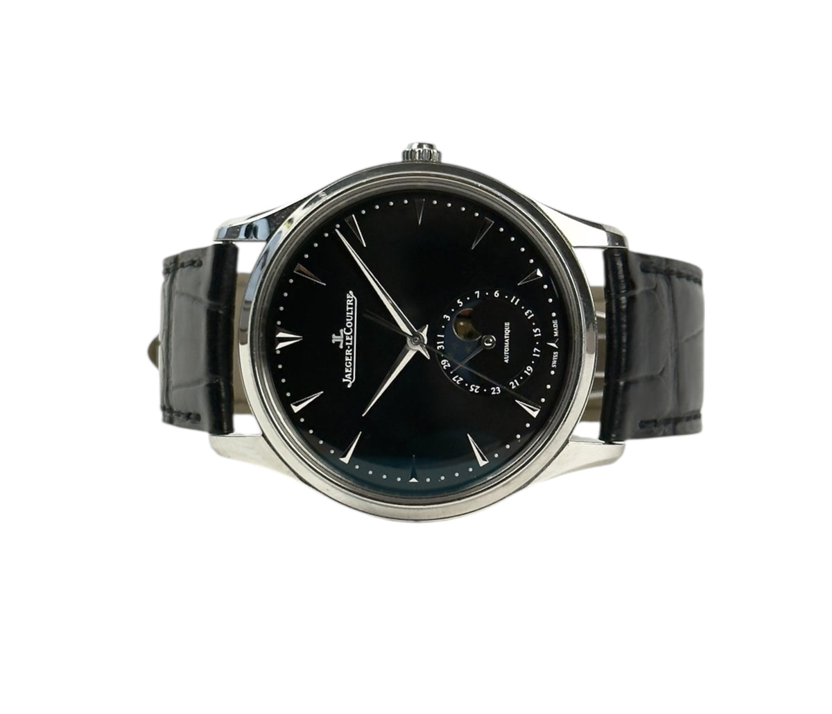 Jaeger LeCoultre Master Ultra Thin Moon ref. 176.8.64.S (2015) i stål med sort skive på læderrem. Uret fremstår i god stand. Kommer som komplet sæt: Bokse, certifikat, manual, org. købskvittering og stillepind. 