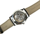 Jaeger LeCoultre Master Ultra Thin Moon ref. 176.8.64.S (2015) i stål med sort skive på læderrem. Uret fremstår i god stand. Kommer som komplet sæt: Bokse, certifikat, manual, org. købskvittering og stillepind. 