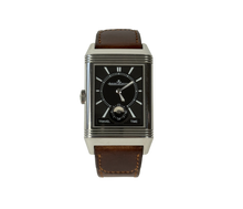 Jaeger LeCoultre Reverso Large Duoface Small Second Q3848422 (2022) i stål med to skiver til to tidszoner medClous de Paris guilloché.Uret fremstår i god stand med brugsspor. Kommer med bokse, certifikat, manualer.