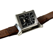 Jaeger LeCoultre Reverso Large Duoface Small Second Q3848422 (2022) i stål med to skiver til to tidszoner medClous de Paris guilloché.Uret fremstår i god stand med brugsspor. Kommer med bokse, certifikat, manualer.