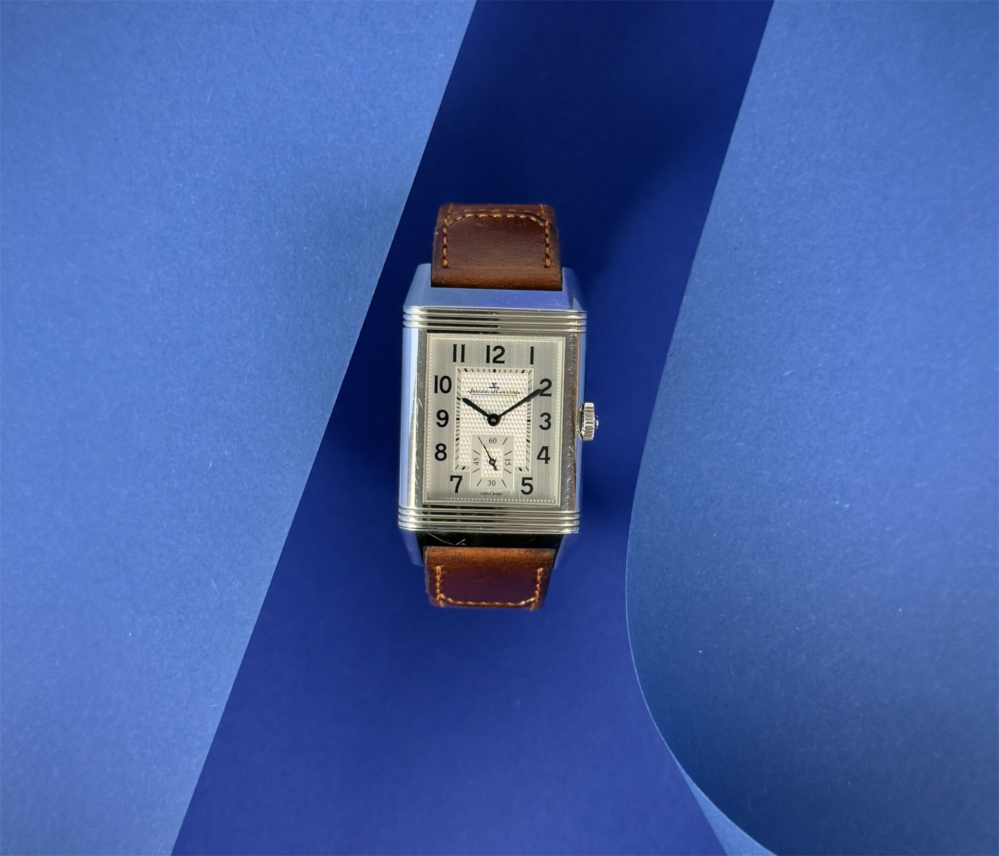 Jaeger LeCoultre Reverso Large Duoface Small Second Q3848422 (2022) i stål med to skiver til to tidszoner medClous de Paris guilloché.Uret fremstår i god stand med brugsspor. Kommer med bokse, certifikat, manualer.