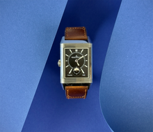 Jaeger LeCoultre Reverso Large Duoface Small Second Q3848422 (2022) i stål med to skiver til to tidszoner medClous de Paris guilloché.Uret fremstår i god stand med brugsspor. Kommer med bokse, certifikat, manualer.