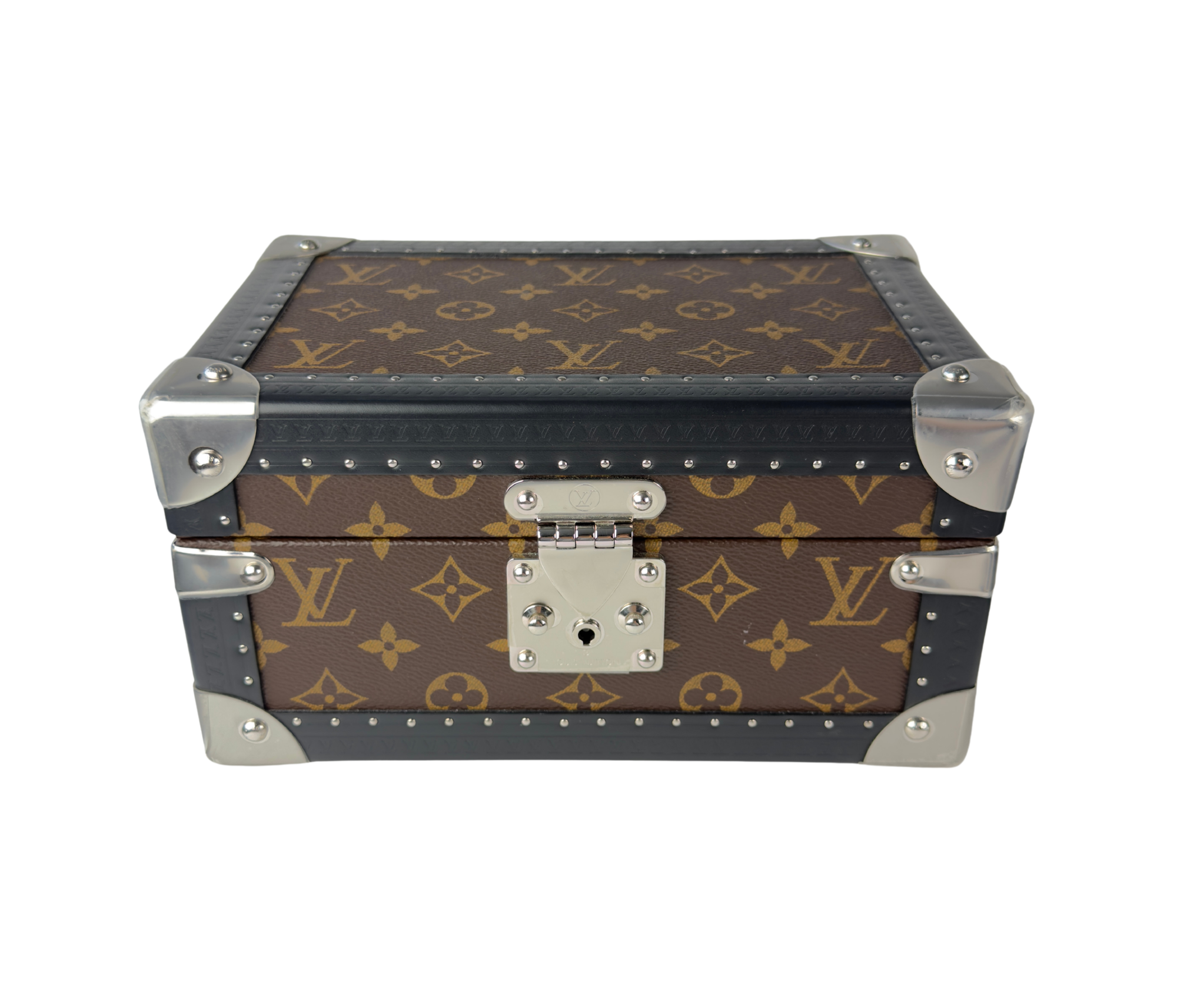 Louis Vuitton Tambour W1ST20 (2024) i 904L stål med butterflylås. Uret er udstyret med et in-houseværk med 72 timer gangreserve og mikrorotor i 22 kt. rosaguld. Flot blå skive i to nuancer med arabiske tal- og visere i hvidguld. 
Uret fremstår i flot stand, 9/10. Kommer som fuldt sæt: Louis Vuitton kasse og certifikat.