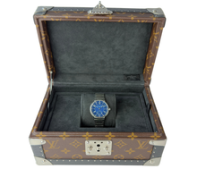 Louis Vuitton Tambour W1ST20 (2024) i 904L stål med butterflylås. Uret er udstyret med et in-houseværk med 72 timer gangreserve og mikrorotor i 22 kt. rosaguld. Flot blå skive i to nuancer med arabiske tal- og visere i hvidguld. 
Uret fremstår i flot stand, 9/10. Kommer som fuldt sæt: Louis Vuitton kasse og certifikat.