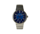 Louis Vuitton Tambour W1ST20 (2024) i 904L stål med butterflylås. Uret er udstyret med et in-houseværk med 72 timer gangreserve og mikrorotor i 22 kt. rosaguld. Flot blå skive i to nuancer med arabiske tal- og visere i hvidguld. 
Uret fremstår i flot stand, 9/10. Kommer som fuldt sæt: Louis Vuitton kasse og certifikat.