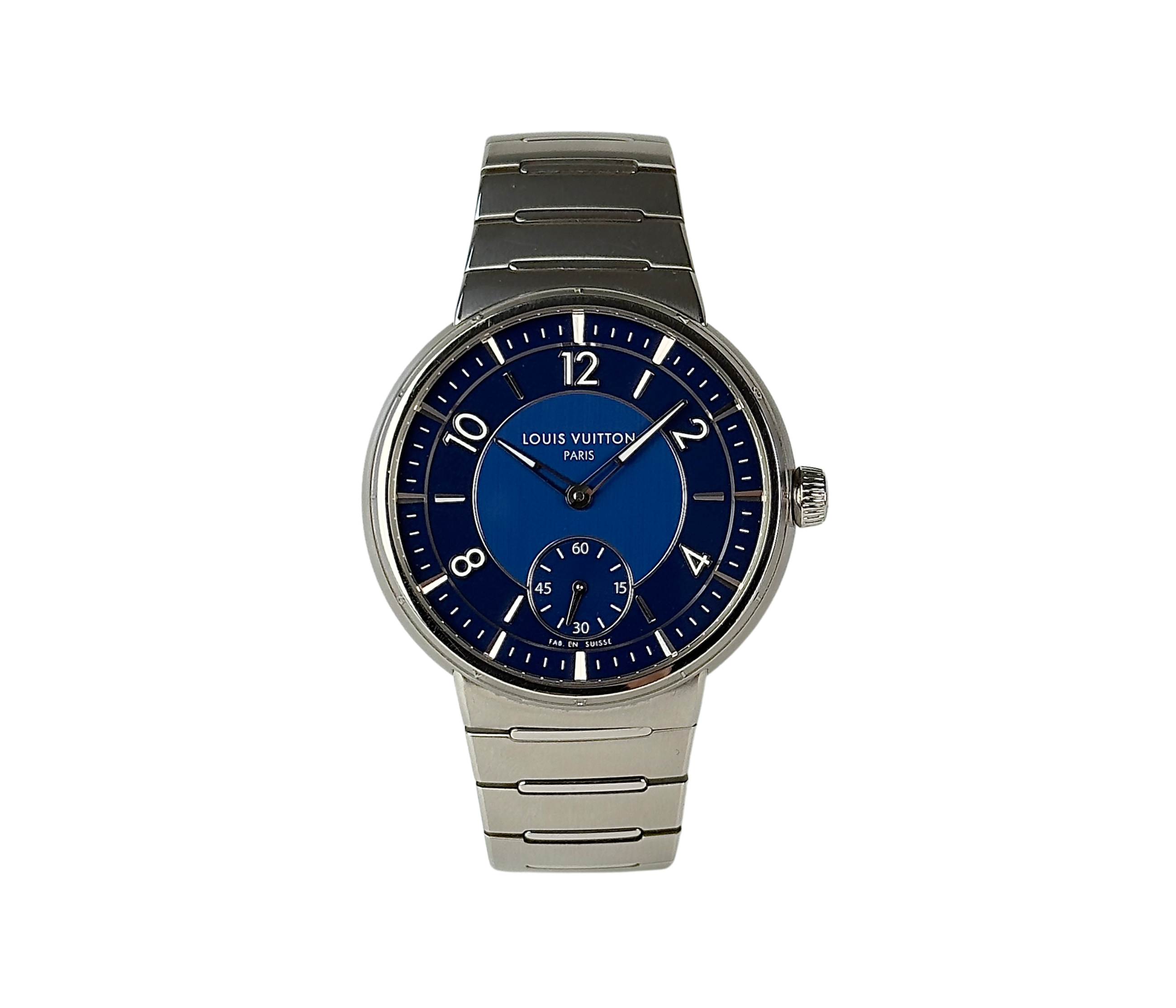 Louis Vuitton Tambour W1ST20 (2024) i 904L stål med butterflylås. Uret er udstyret med et in-houseværk med 72 timer gangreserve og mikrorotor i 22 kt. rosaguld. Flot blå skive i to nuancer med arabiske tal- og visere i hvidguld. 
Uret fremstår i flot stand, 9/10. Kommer som fuldt sæt: Louis Vuitton kasse og certifikat.