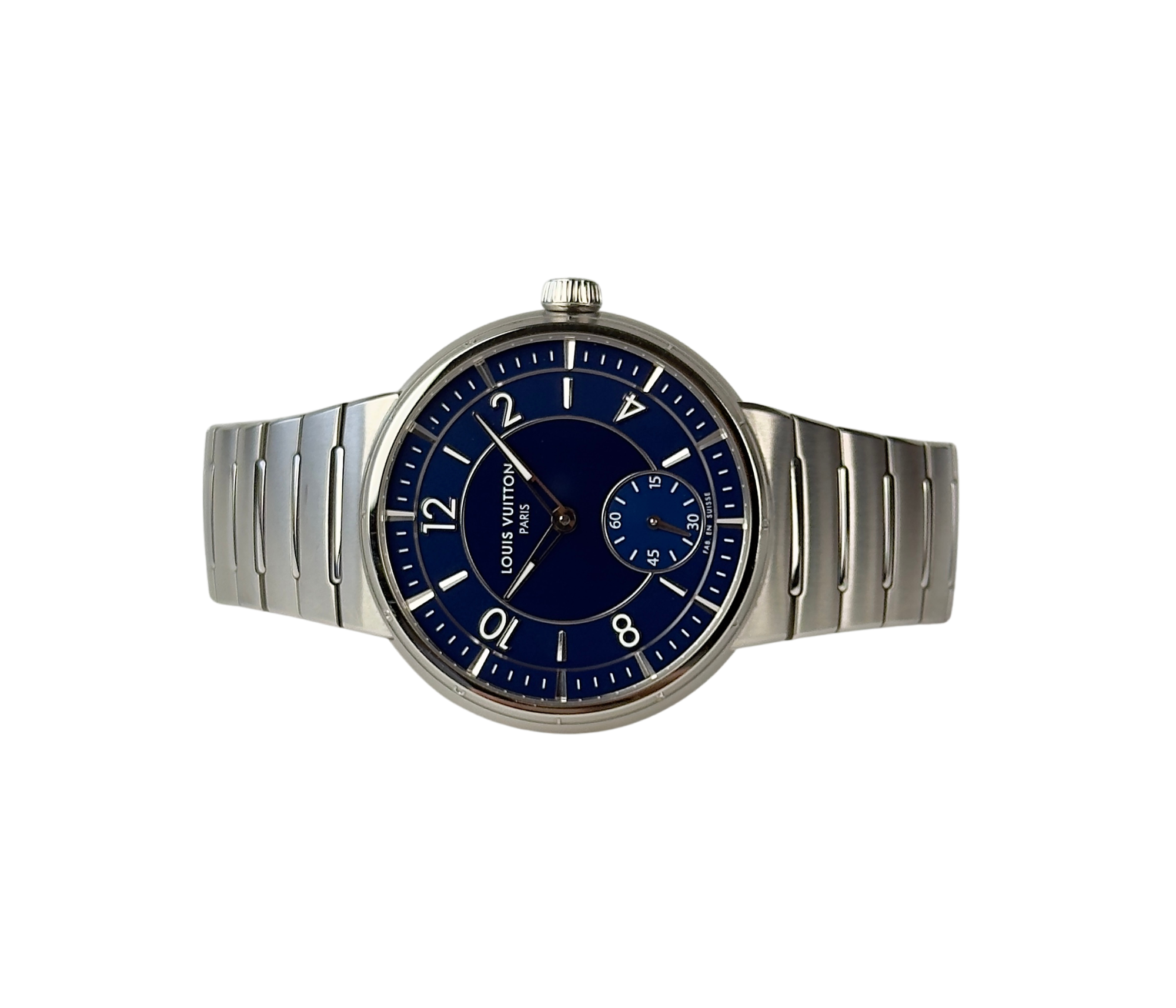 Louis Vuitton Tambour W1ST20 (2024) i 904L stål med butterflylås. Uret er udstyret med et in-houseværk med 72 timer gangreserve og mikrorotor i 22 kt. rosaguld. Flot blå skive i to nuancer med arabiske tal- og visere i hvidguld. 
Uret fremstår i flot stand, 9/10. Kommer som fuldt sæt: Louis Vuitton kasse og certifikat.