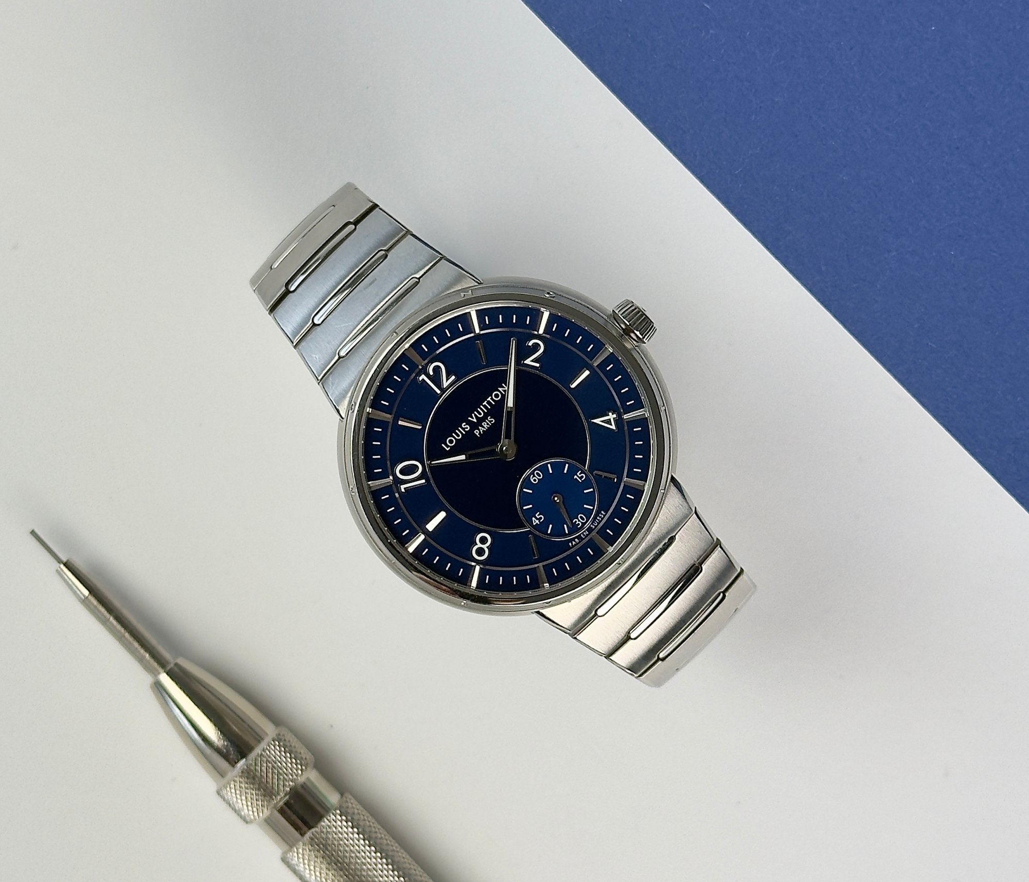 Louis Vuitton Tambour W1ST20 (2024) i 904L stål med butterflylås. Uret er udstyret med et in-houseværk med 72 timer gangreserve og mikrorotor i 22 kt. rosaguld. Flot blå skive i to nuancer med arabiske tal- og visere i hvidguld. 
Uret fremstår i flot stand, 9/10. Kommer som fuldt sæt: Louis Vuitton kasse og certifikat.