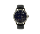 A. Lange & Söhne Little Lange 1 ref. 182.886 (2021) i 18 kt. hvidguld med diamantkrans og dyb blå stjernehimmel-skive. Uret måler 37 mm og fremstår i god alm. stand. Kommer med boks, certifikat og købskvittering.