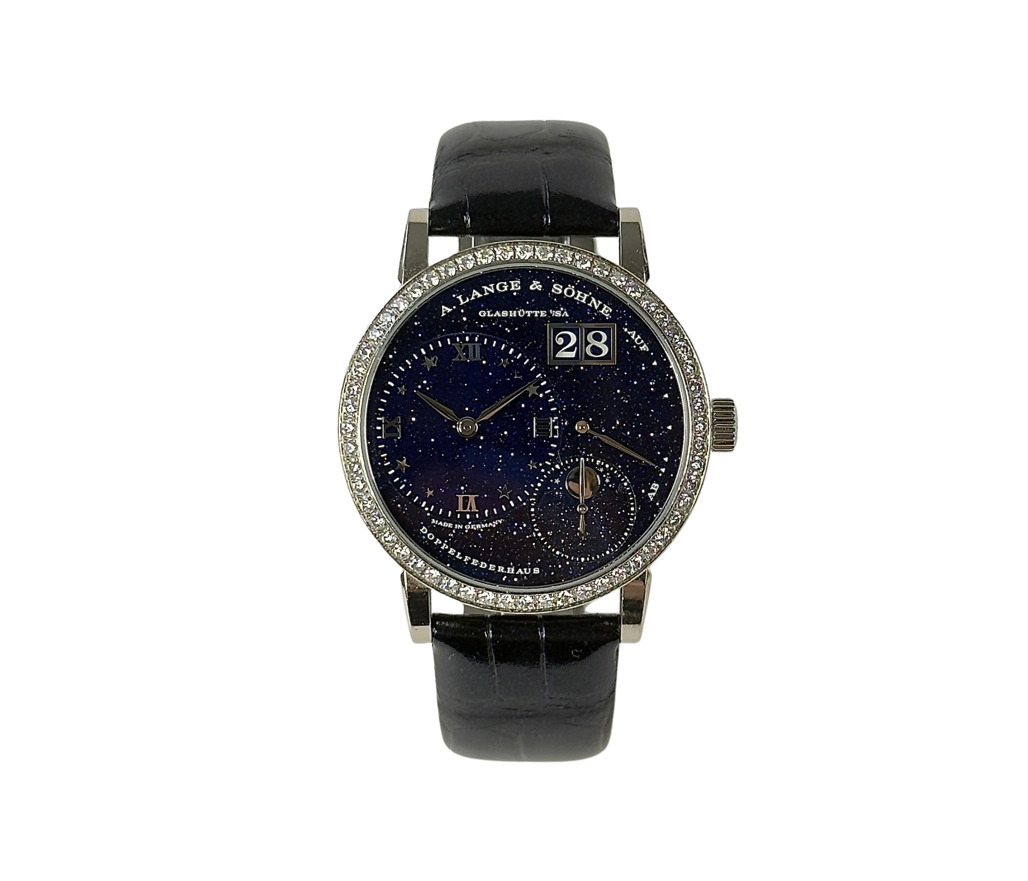 A. Lange & Söhne Little Lange 1 ref. 182.886 (2021) i 18 kt. hvidguld med diamantkrans og dyb blå stjernehimmel-skive. Uret måler 37 mm og fremstår i god alm. stand. Kommer med boks, certifikat og købskvittering.