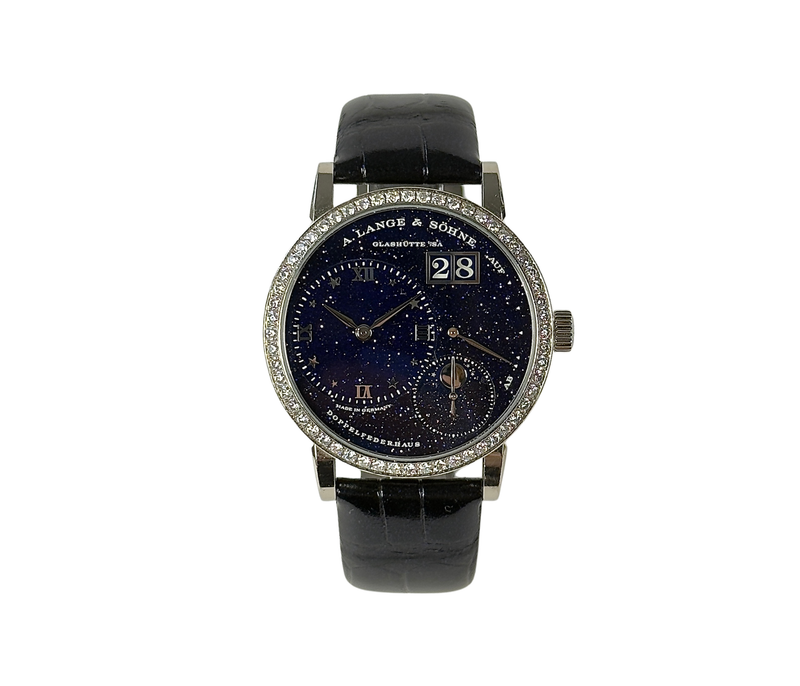 A. Lange & Söhne Little Lange 1 ref. 182.886 (2021) i 18 kt. hvidguld med diamantkrans og dyb blå stjernehimmel-skive. Uret måler 37 mm og fremstår i god alm. stand. Kommer med boks, certifikat og købskvittering.