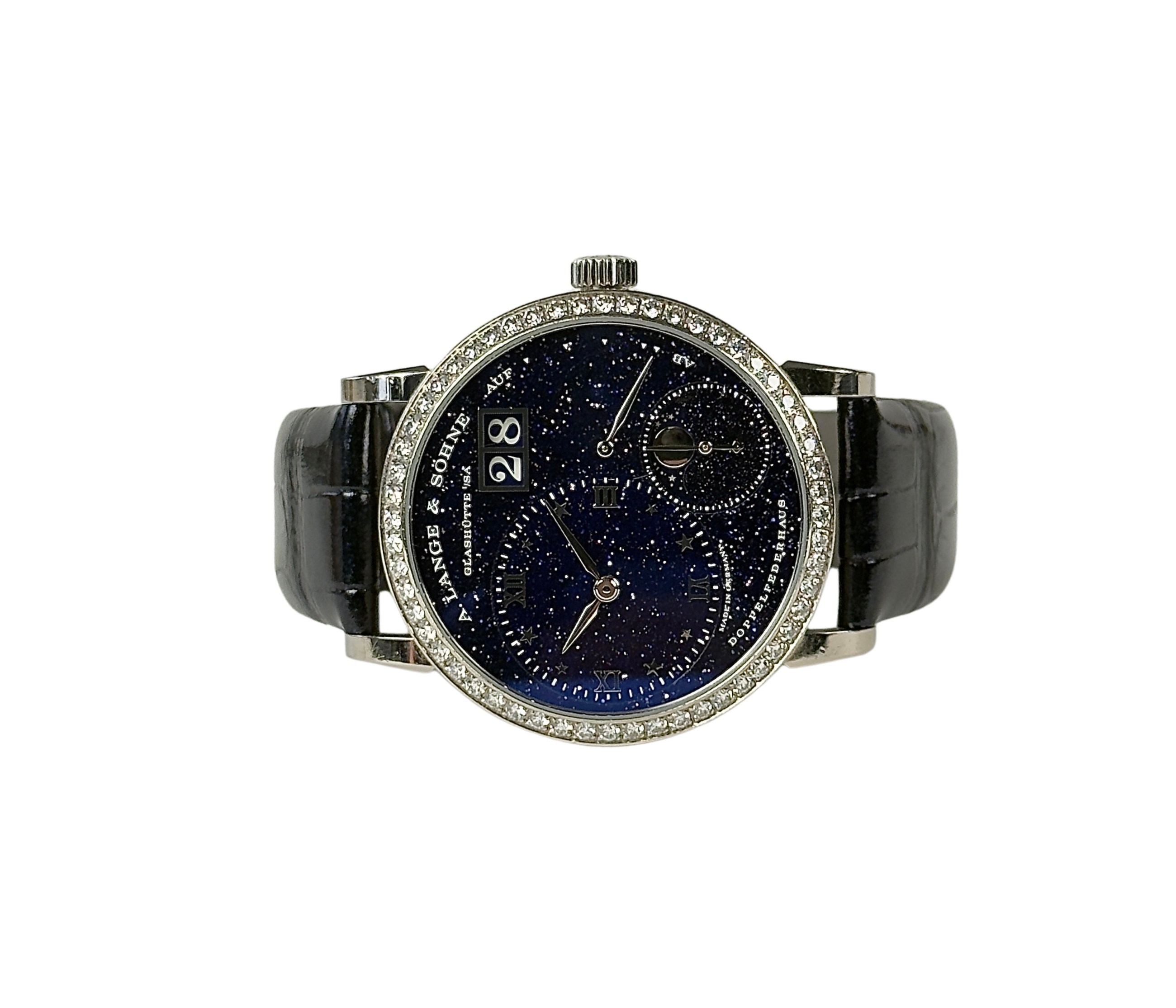 A. Lange & Söhne Little Lange 1 ref. 182.886 (2021) i 18 kt. hvidguld med diamantkrans og dyb blå stjernehimmel-skive. Uret måler 37 mm og fremstår i god alm. stand. Kommer med boks, certifikat og købskvittering.