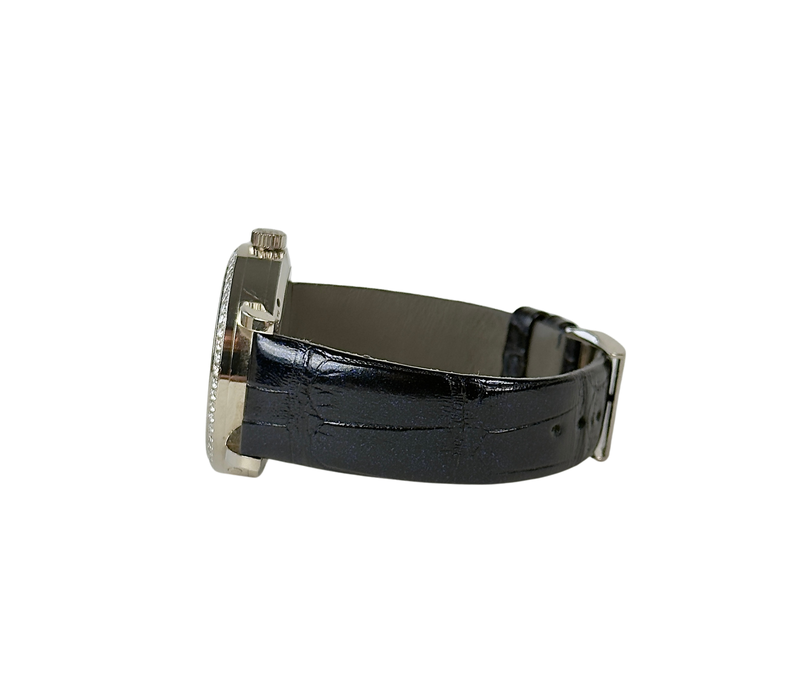 A. Lange & Söhne Little Lange 1 ref. 182.886 (2021) i 18 kt. hvidguld med diamantkrans og dyb blå stjernehimmel-skive. Uret måler 37 mm og fremstår i god alm. stand. Kommer med boks, certifikat og købskvittering.