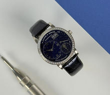 A. Lange & Söhne Little Lange 1 ref. 182.886 (2021) i 18 kt. hvidguld med diamantkrans og dyb blå stjernehimmel-skive. Uret måler 37 mm og fremstår i god alm. stand. Kommer med boks, certifikat og købskvittering.