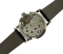 A. Lange & Söhne Little Lange 1 ref. 182.886 (2021) i 18 kt. hvidguld med diamantkrans og dyb blå stjernehimmel-skive. Uret måler 37 mm og fremstår i god alm. stand. Kommer med boks, certifikat og købskvittering.