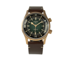 Longines Legend Diver L37741502 (2023) i bronze med grøn skive på en brun læderrem. Uret fremstår i god stand med et tryk på den ene side af kassen. Kommer som fuldt sæt: Bokse, certifikat, manualer, lænkeværktøj samt tre ekstra remme.