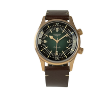 Longines Legend Diver L37741502 (2023) i bronze med grøn skive på en brun læderrem. Uret fremstår i god stand med et tryk på den ene side af kassen. Kommer som fuldt sæt: Bokse, certifikat, manualer, lænkeværktøj samt tre ekstra remme.