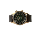 Longines Legend Diver L37741502 (2023) i bronze med grøn skive på en brun læderrem. Uret fremstår i god stand med et tryk på den ene side af kassen. Kommer som fuldt sæt: Bokse, certifikat, manualer, lænkeværktøj samt tre ekstra remme.