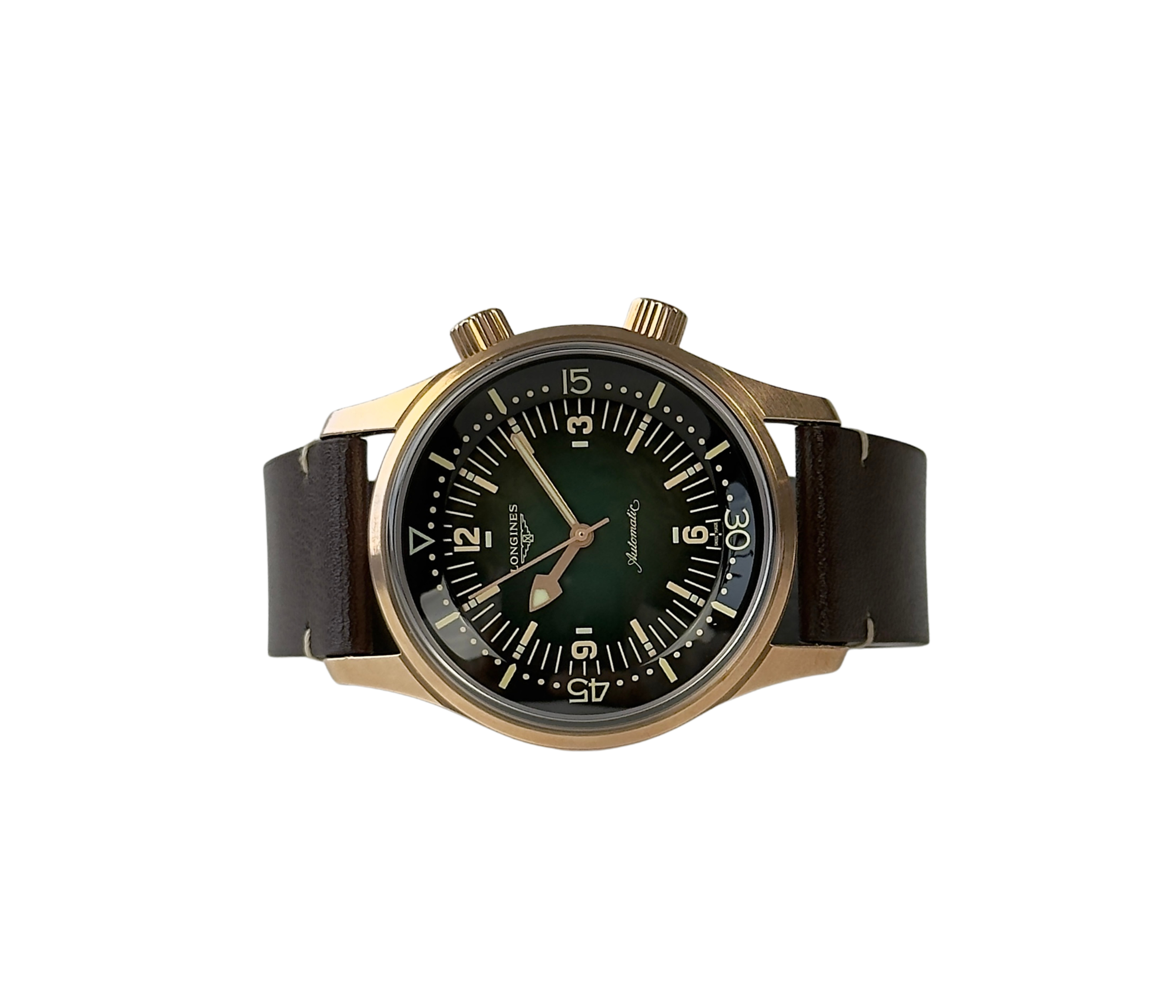Longines Legend Diver L37741502 (2023) i bronze med grøn skive på en brun læderrem. Uret fremstår i god stand med et tryk på den ene side af kassen. Kommer som fuldt sæt: Bokse, certifikat, manualer, lænkeværktøj samt tre ekstra remme.