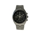 Omega Speedmaster Mark II 145.014 (1970'erne) i stål på lænke samt tilhørende natorem. Uret fremstår i alm. stand med brugsspor, 7.5/10. Kommer uden tilbehør.