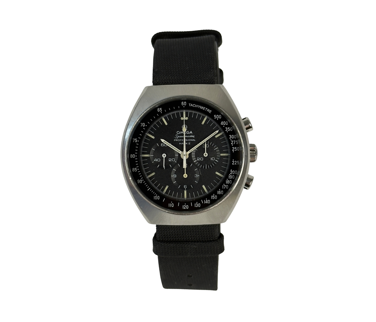 Omega Speedmaster Mark II 145.014 (1970'erne) i stål på lænke samt tilhørende natorem. Uret fremstår i alm. stand med brugsspor, 7.5/10. Kommer uden tilbehør.