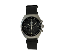 Omega Speedmaster Mark II 145.014 (1970'erne) i stål på lænke samt tilhørende natorem. Uret fremstår i alm. stand med brugsspor, 7.5/10. Kommer uden tilbehør.