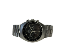 Omega Speedmaster Mark II 145.014 (1970'erne) i stål på lænke samt tilhørende natorem. Uret fremstår i alm. stand med brugsspor, 7.5/10. Kommer uden tilbehør.