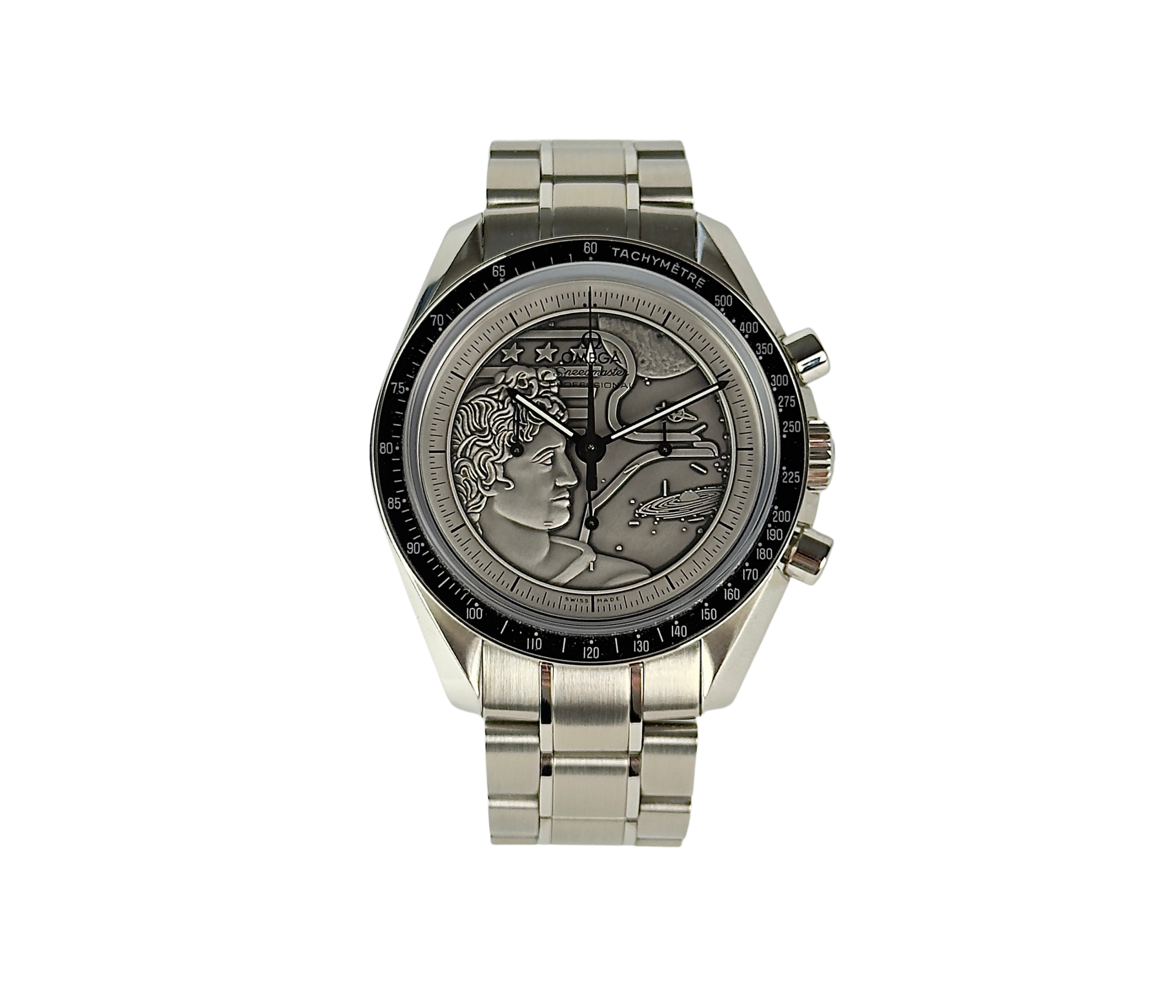 Omega Speedmaster Apollo 17 311.30.42.30.99.002 (2018) Last man on the Moon.
40th Anniversary Edition er en limited edition-model, der er produceret i et begrænset oplag på blot 1.972 eksemplarer.
Uret fremstår i rigtig flot stand med få brugsspor, 9/10.
Kommer med bokse, certifikater, hangtag og tre ekstra led.