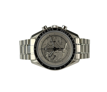 Omega Speedmaster Apollo 17 311.30.42.30.99.002 (2018) Last man on the Moon.
40th Anniversary Edition er en limited edition-model, der er produceret i et begrænset oplag på blot 1.972 eksemplarer.
Uret fremstår i rigtig flot stand med få brugsspor, 9/10.
Kommer med bokse, certifikater, hangtag og tre ekstra led.
