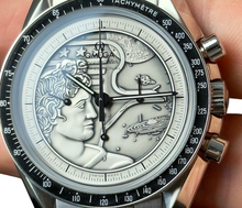 Omega Speedmaster Apollo 17 311.30.42.30.99.002 (2018) Last man on the Moon.
40th Anniversary Edition er en limited edition-model, der er produceret i et begrænset oplag på blot 1.972 eksemplarer.
Uret fremstår i rigtig flot stand med få brugsspor, 9/10.
Kommer med bokse, certifikater, hangtag og tre ekstra led.