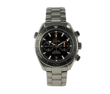 Omega Seamaster Planet Ocean Chronograph 232.30.46.51.01.003 (2015) i stål. Uret måler 45 mm og er i god alm. stand. Kommer som fuldt sæt: Bokse, certifikater, kortholder og manual.