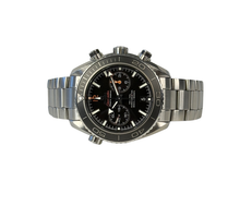 Omega Seamaster Planet Ocean Chronograph 232.30.46.51.01.003 (2015) i stål. Uret måler 45 mm og er i god alm. stand. Kommer som fuldt sæt: Bokse, certifikater, kortholder og manual.
