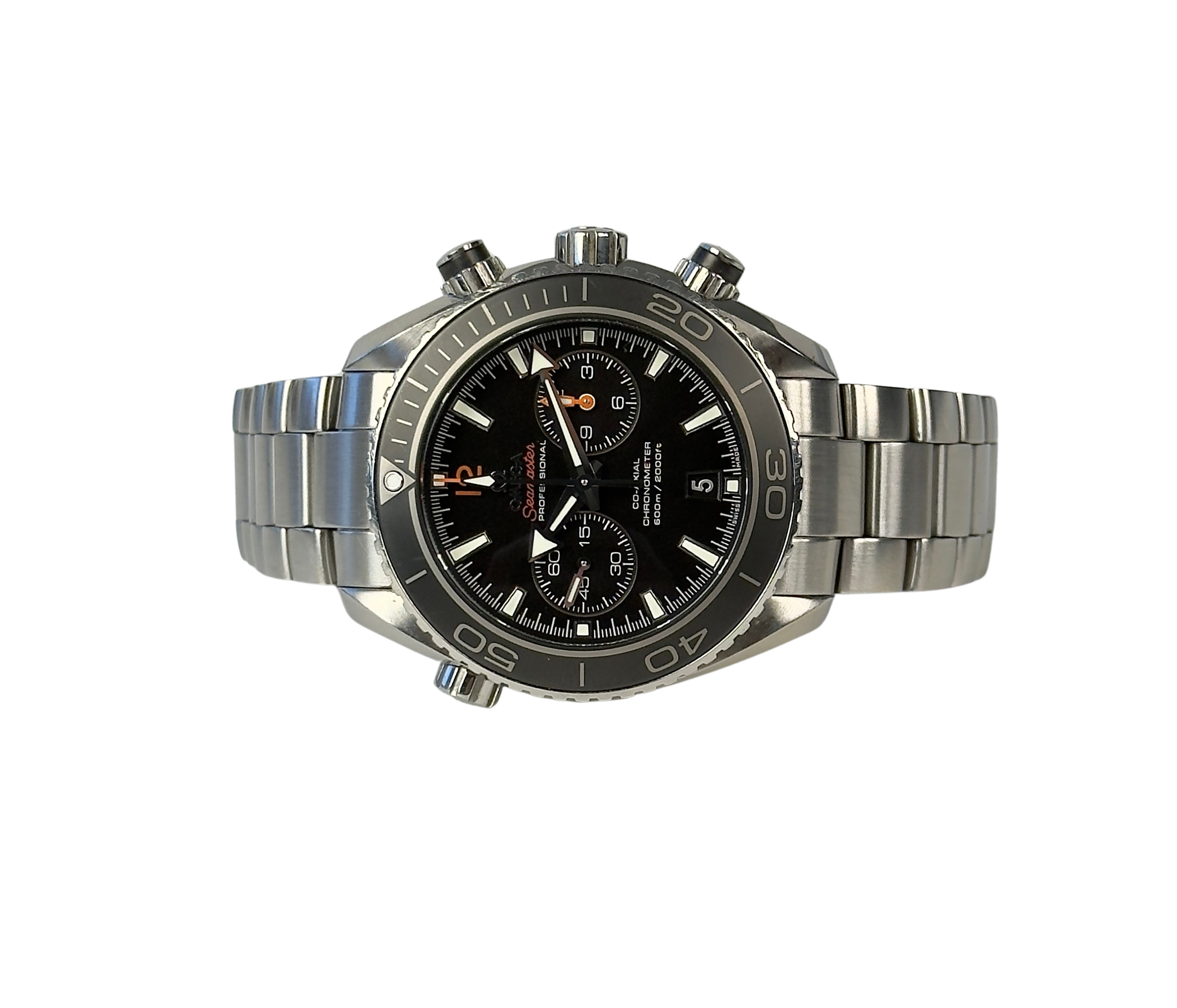 Omega Seamaster Planet Ocean Chronograph 232.30.46.51.01.003 (2015) i stål. Uret måler 45 mm og er i god alm. stand. Kommer som fuldt sæt: Bokse, certifikater, kortholder og manual.