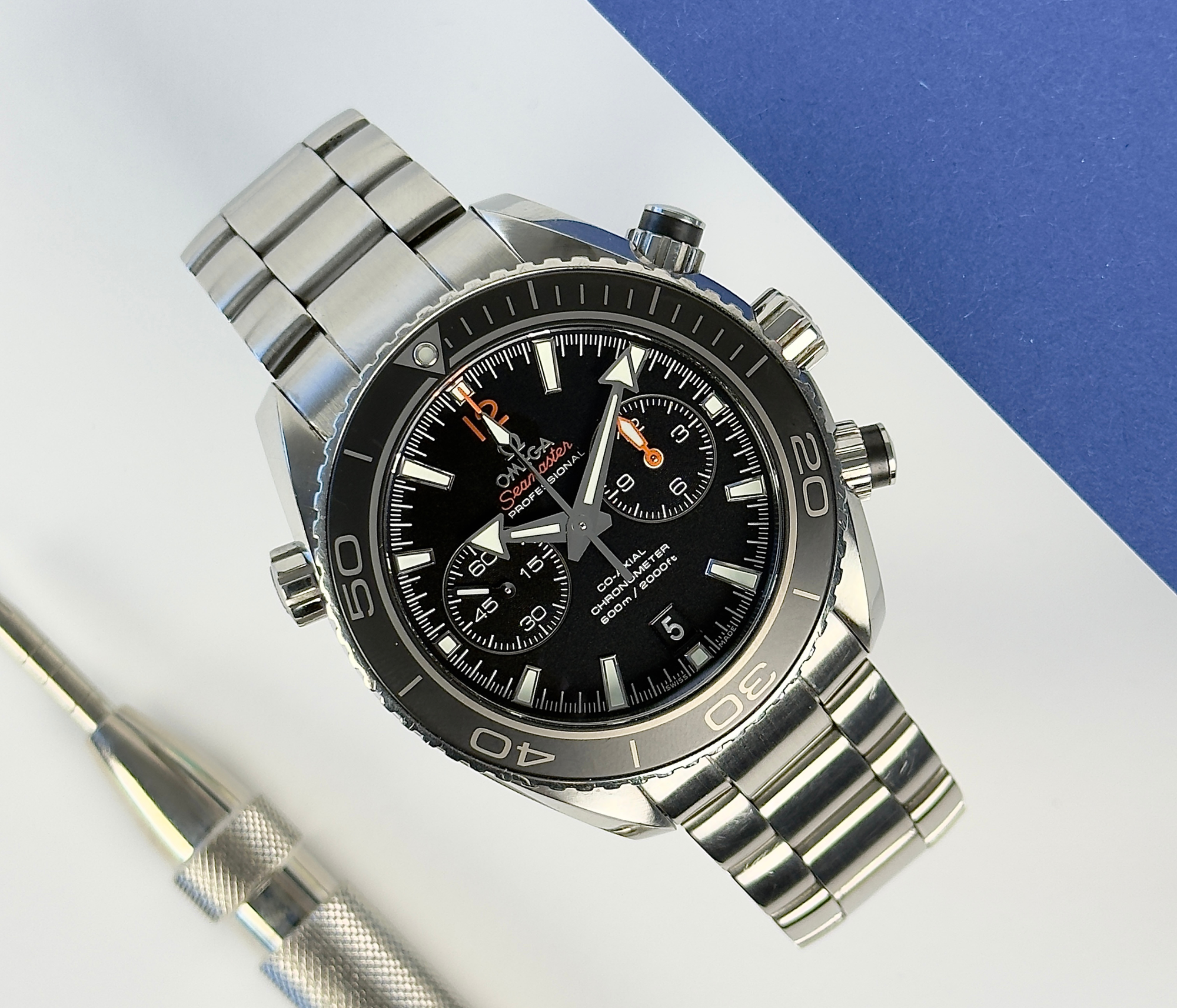 Omega Seamaster Planet Ocean Chronograph 232.30.46.51.01.003 (2015) i stål. Uret måler 45 mm og er i god alm. stand. Kommer som fuldt sæt: Bokse, certifikater, kortholder og manual.