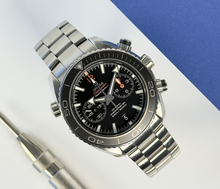 Omega Seamaster Planet Ocean Chronograph 232.30.46.51.01.003 (2015) i stål. Uret måler 45 mm og er i god alm. stand. Kommer som fuldt sæt: Bokse, certifikater, kortholder og manual.