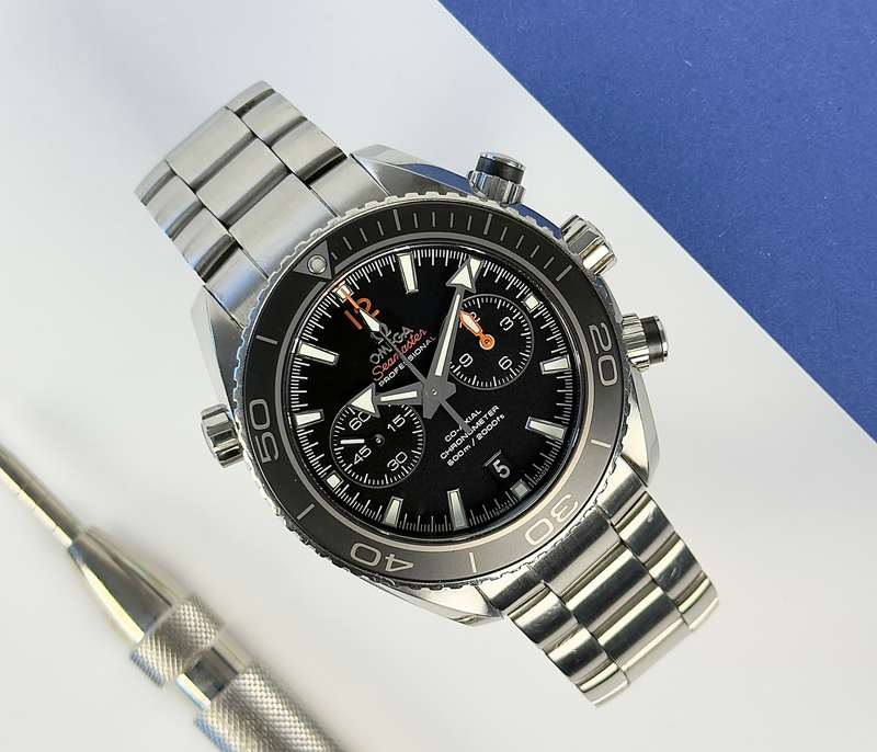 Omega Seamaster Planet Ocean Chronograph 232.30.46.51.01.003 (2015) i stål. Uret måler 45 mm og er i god alm. stand. Kommer som fuldt sæt: Bokse, certifikater, kortholder og manual.