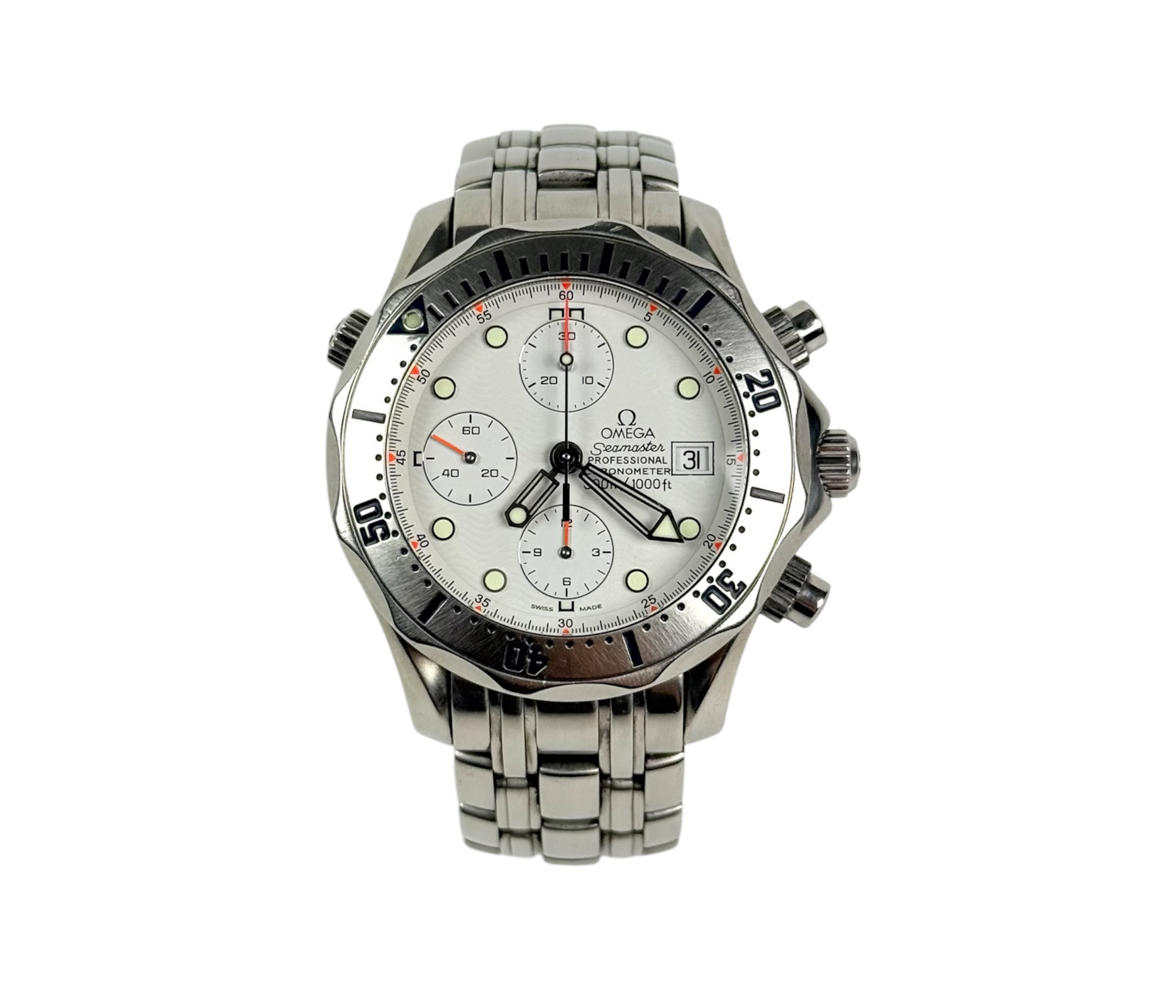Omega Seamaster Chronograph 2598.20.00 (2000'erne) med hvid skive i stål. Uret fremstår i flot stand med nye visere. Kommer med serviceboks.