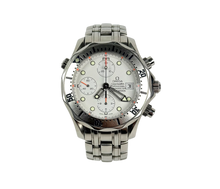 Omega Seamaster Chronograph 2598.20.00 (2000'erne) med hvid skive i stål. Uret fremstår i flot stand med nye visere. Kommer med serviceboks.