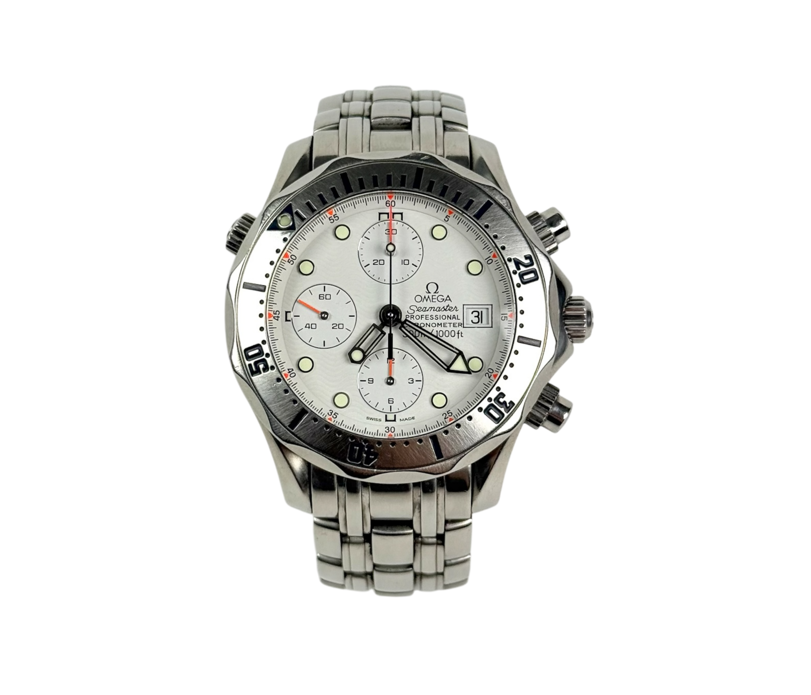 Omega Seamaster Chronograph 2598.20.00 (2000'erne) med hvid skive i stål. Uret fremstår i flot stand med nye visere. Kommer med serviceboks.