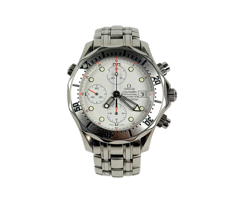 Omega Seamaster Chronograph 2598.20.00 (2000'erne) med hvid skive i stål. Uret fremstår i flot stand med nye visere. Kommer med serviceboks.