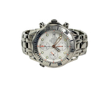 Omega Seamaster Chronograph 2598.20.00 (2000'erne) med hvid skive i stål. Uret fremstår i flot stand med nye visere. Kommer med serviceboks.