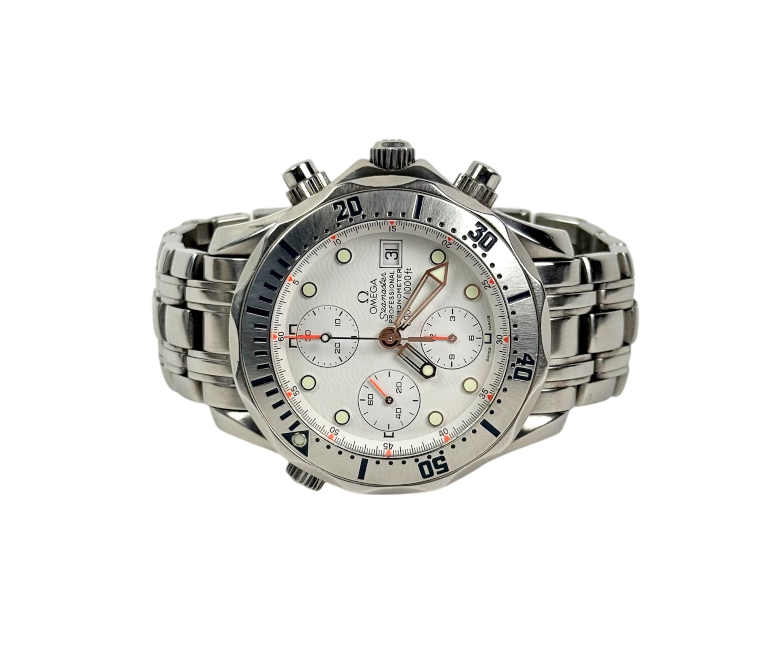 Omega Seamaster Chronograph 2598.20.00 (2000'erne) med hvid skive i stål. Uret fremstår i flot stand med nye visere. Kommer med serviceboks.
