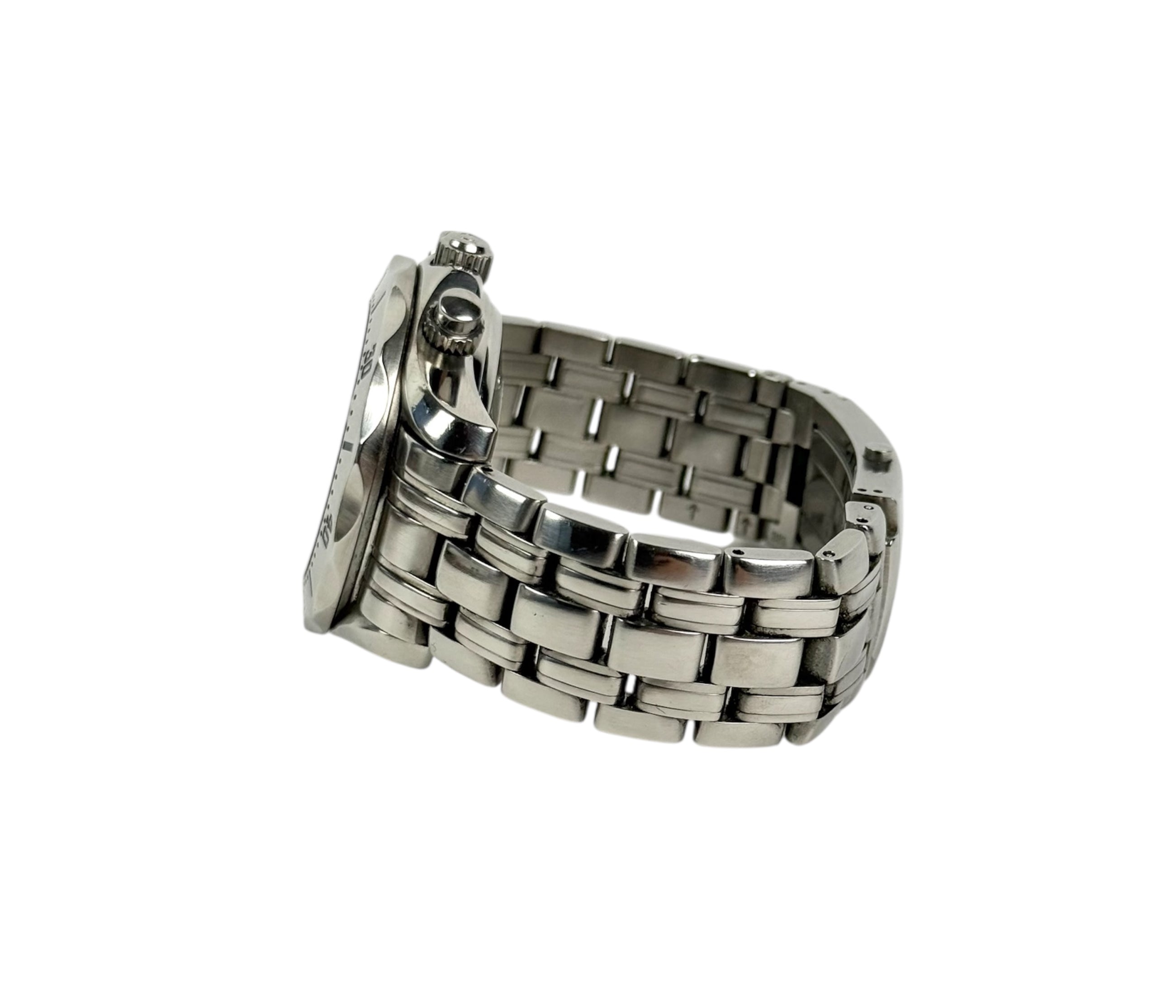 Omega Seamaster Chronograph 2598.20.00 (2000'erne) med hvid skive i stål. Uret fremstår i flot stand med nye visere. Kommer med serviceboks.