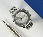 Omega Seamaster Chronograph 2598.20.00 (2000'erne) med hvid skive i stål. Uret fremstår i flot stand med nye visere. Kommer med serviceboks.