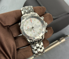 Omega Seamaster Chronograph 2598.20.00 (2000'erne) med hvid skive i stål. Uret fremstår i flot stand med nye visere. Kommer med serviceboks.