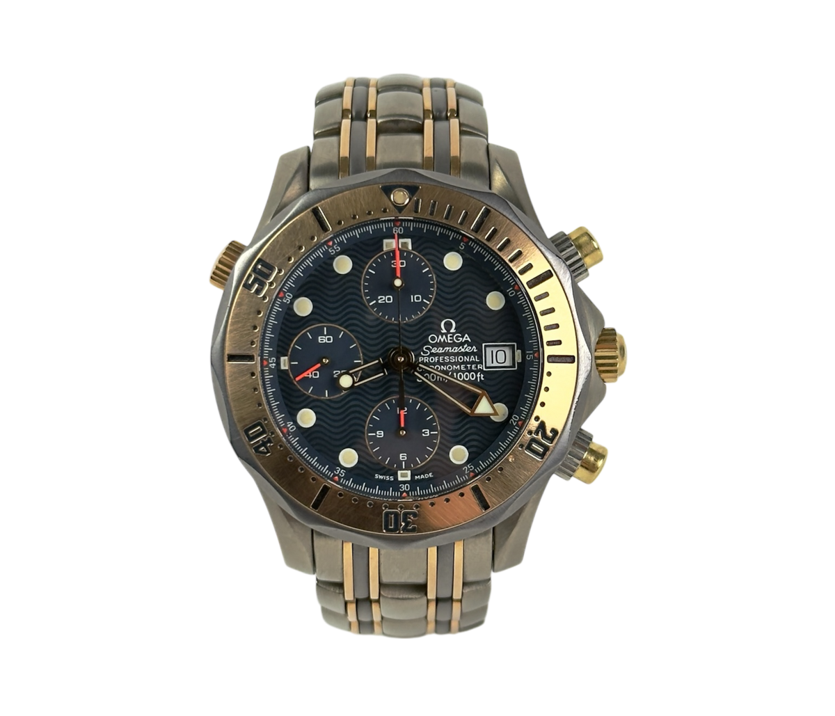 Omega Seamaster Chronograph 2596.80.00 (1990'erne) udført i titanium, rødguld og tungsten. Uret fremstår i alm. stand med brugsspor. Kommer med bokse, certifikat og manual. Uret er serviceret i 2025.